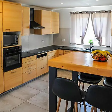 Casa vacanze 5 Bedroom Stunning In Nedeščina