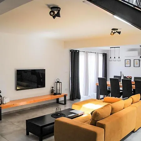 بيت للعطل 5 Bedroom Stunning In *