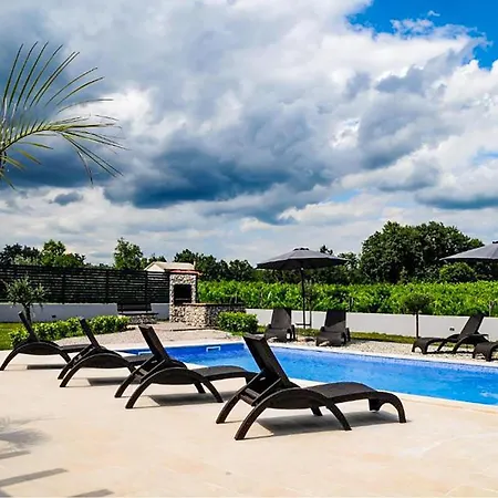 5 Bedroom Stunning In بيت للعطل Nedeščina